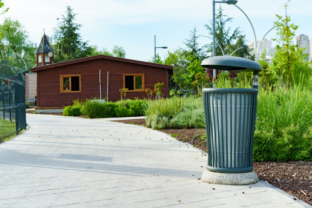 城市里的绿色金属垃圾桶图片下载