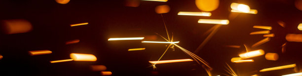 从一个圆锯火花的抽象图像，拍摄特写宏模式。前后背景模糊与散景效果图片下载