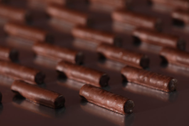 桌子上有很多美味的巧克力糖果，特写。生产线图片下载