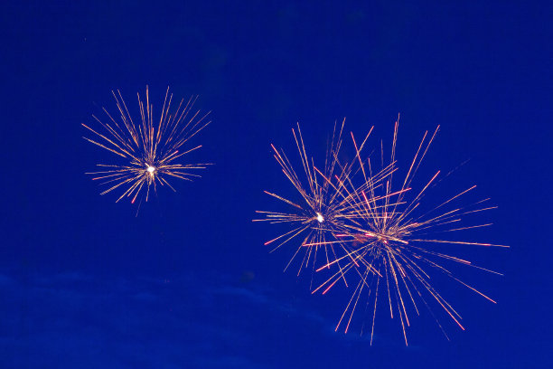 夜空中五彩缤纷的烟花。节日的烟火秀。的背景图片。图片下载