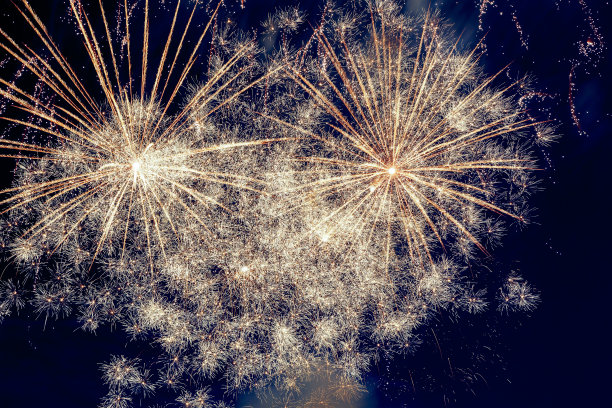 夜空中五彩缤纷的烟花。节日的烟火。的背景图片。图片下载
