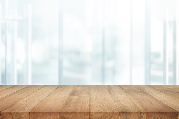 有选择性的重点。木制桌面与窗户玻璃和城市景观背景图片下载