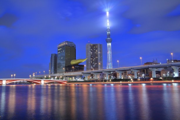 东京天空树和隅田川露台的夜景和灯光轨迹图片下载
