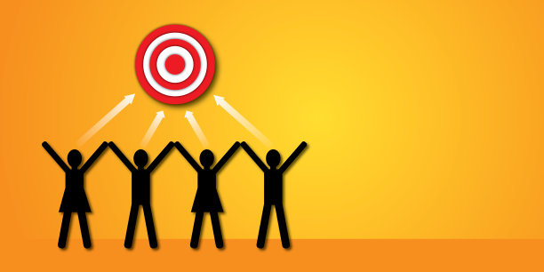 男人用白色的箭头指向目标，比喻团队合作取得成功，实现目标。图片下载