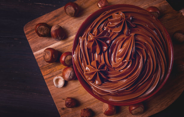 巧克力坚果酱，慕斯，意大利面，装在杯子里，放在木桌上，俯视图，选择性聚焦，没有人，图片下载