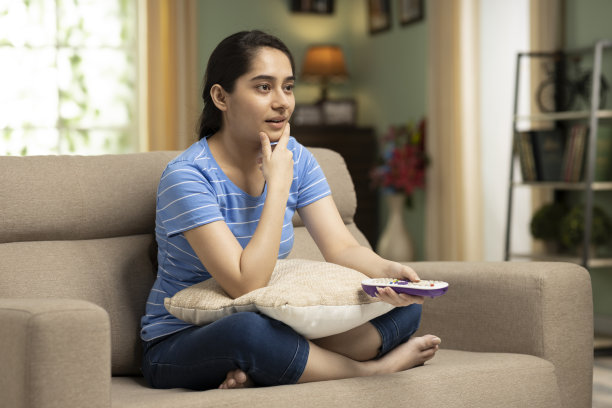 女孩看电视股票照片图片下载
