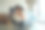 漂亮年轻的亚洲女人，在她的客厅沙发上放松，同时使用她的智能手机的社交媒体和上网。图片下载
