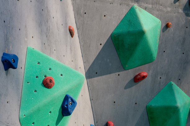 户外攀岩模拟器。用于训练攀岩者的人工支架图片下载