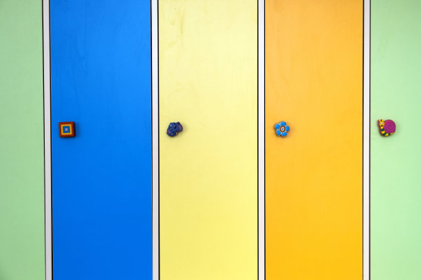 特写彩色储物柜的门与有趣的动物作为门把在日托学校。图片下载