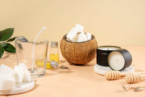 设置自制天然环保椰子蜡蜡烛，灯芯，香水，香薰油。蜡烛制作器具。潮流diy蜡烛健康米色背景。副本的空间。不做动物实验的素食产品。图片下载