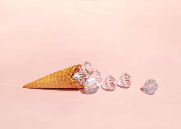 钻石在冰淇淋甜筒上的淡粉彩背景。创新食品的概念。极简丰富的风味构成。阳光明媚的夏天的想法。图片下载