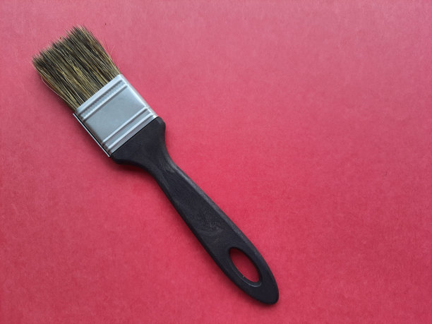 绘画:笔刷孤立在红色背景上，带有文本空间，俯视图。图片下载