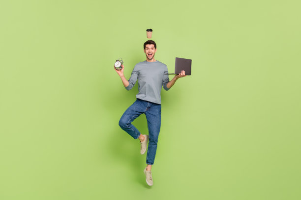 全身形象照片的工作狂一大早的商人做多任务在工作时间孤立的绿色背景图片下载
