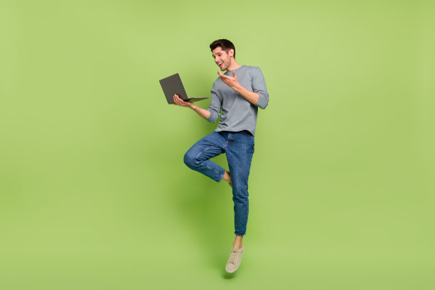 欢快的商人全身照片有视频会议与他的同事孤立在绿色背景图片下载