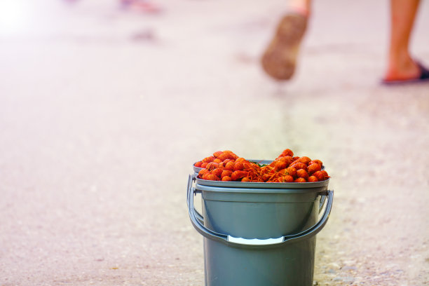 人行道上卖着煮熟的小龙虾图片下载