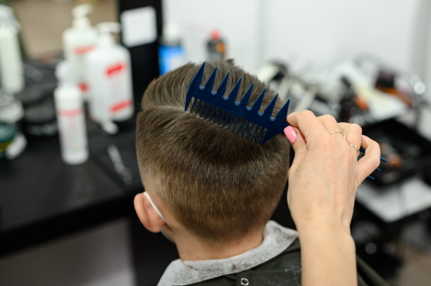 理发师理发后给十几岁的男孩理发，为十几岁的男孩理发。图片下载
