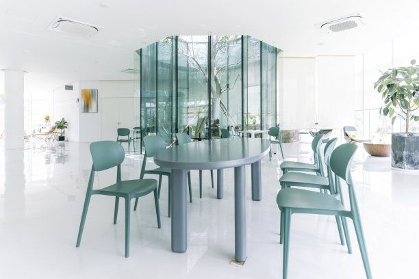 座位在一个简单而优雅的咖啡馆图片下载