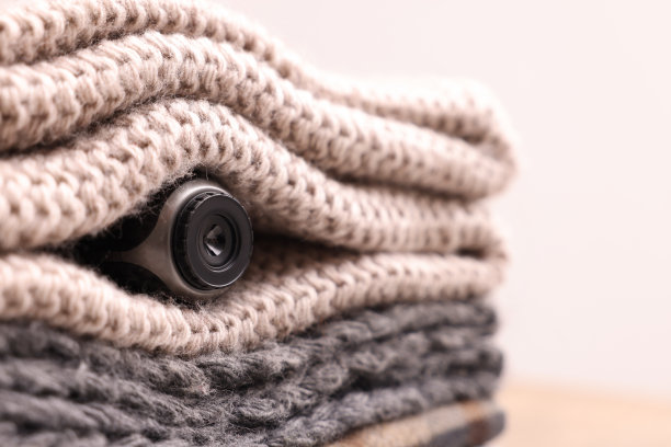 相机隐藏在格子下模糊的背景，特写。空间的文本图片下载