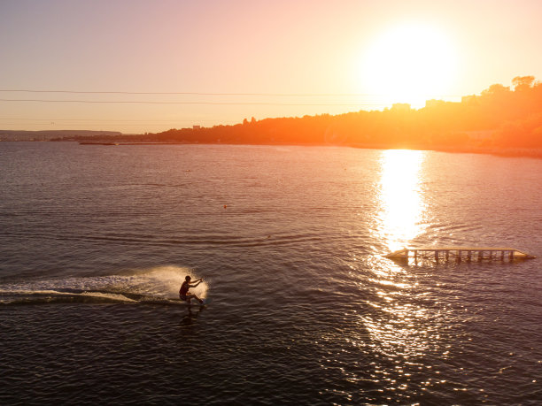 年轻人在海里滑水图片下载