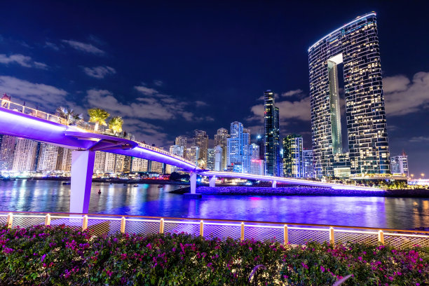 迪拜码头摩天大楼在阿联酋旁边朱美拉海滩在晚上。图片下载