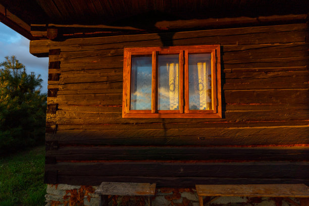 传统的旧风化木谷仓在美丽的夕阳在夏天，废弃的地方，斯洛伐克，欧洲图片下载