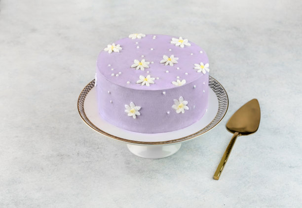 丁香蛋糕，白底白花装饰。糖果菜单或糖果产品目录的图片图片下载