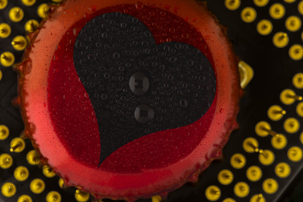 黑色的心，金色的背景图片下载