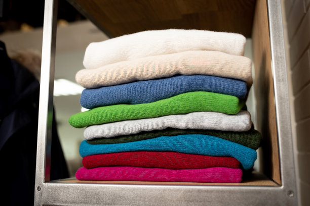 商店货架上五颜六色的毛衣图片下载