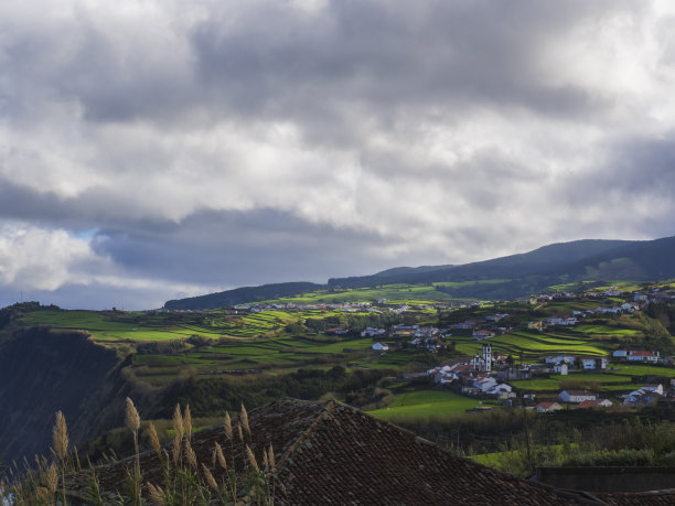 鸟瞰桑塔纳村郁郁葱葱的绿色田野、树木和山丘，从Miradouro de Andro da Ingreja的视角，多云的日子，Nordeste，亚苏尔的圣米格尔岛，葡萄牙图片下载