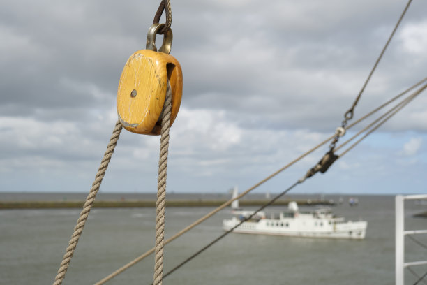 帆船上绳索滑轮和绳索的特写图片下载