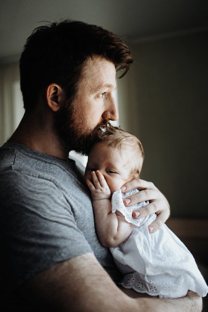 父亲把婴儿抱在怀里图片下载