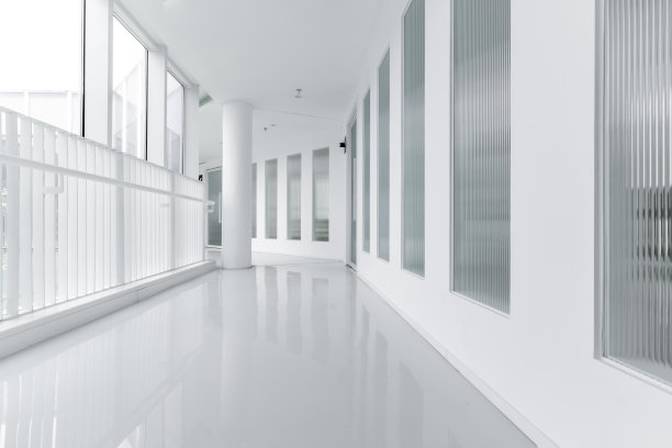 走廊两边都有玻璃落地窗图片下载