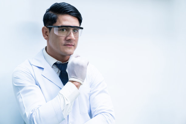 白人男性科学家的肖像照片，自信地用自己的自信和专业知识在实验室里进行实验。积极的工作态度表达与文案空间。图片下载