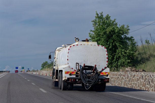 卡车和坦克拖车在路上图片下载