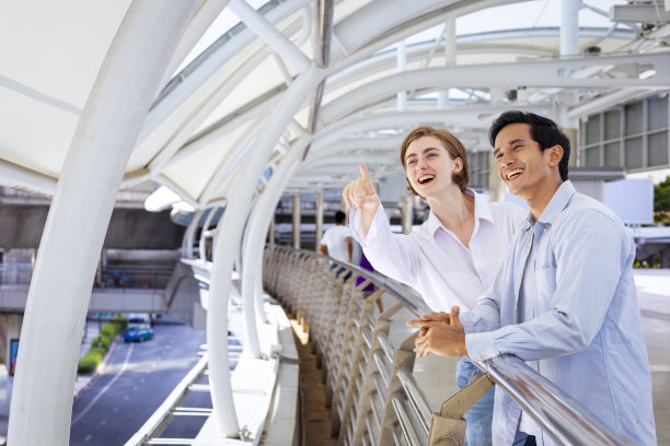 多样性夫妇是生活在都市中心享受幸福生活的现代通用设计城市概念图片下载