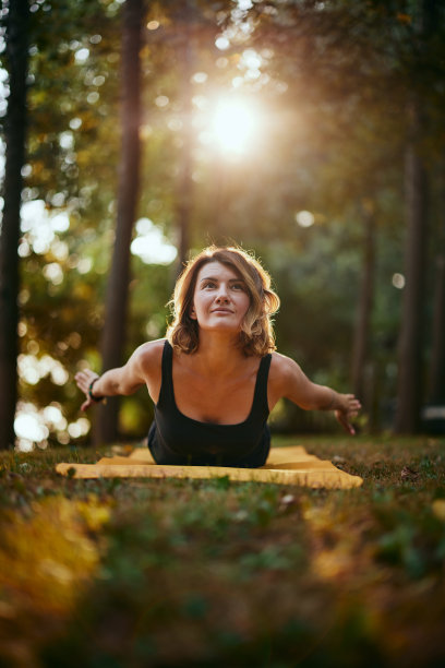 一位瑜伽女子在森林中练习瑜伽。图片下载