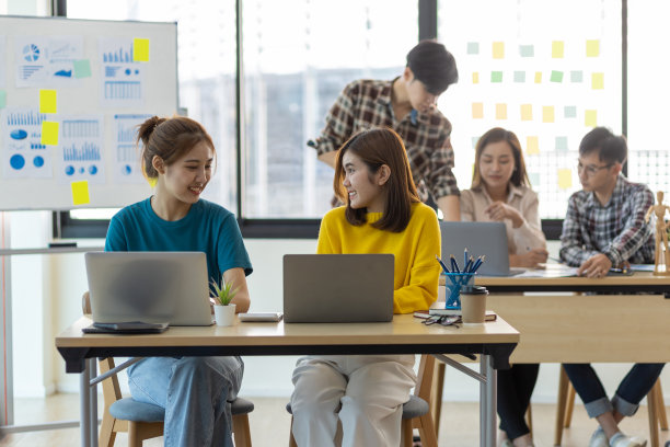 在办公室一起工作的年轻人。与同事合作，在办公室里一起讨论、讨论、计划。图片下载