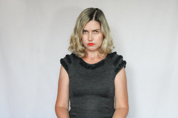 白底上漂亮的金发中年女人图片下载