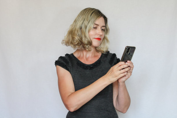 白底上漂亮的金发中年女人图片下载