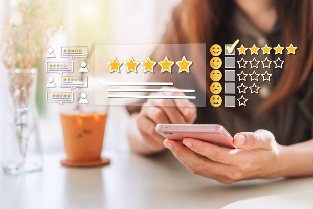 年轻的女性旅行者在社交媒体上用智能手机对餐厅的食物和饮料给予五星级满意度评价，旅行生活理念图片下载