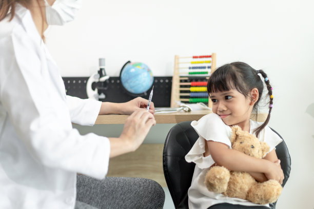 成功covid-19接种疫苗。可爱的小女孩正在接种新冠病毒疫苗图片下载