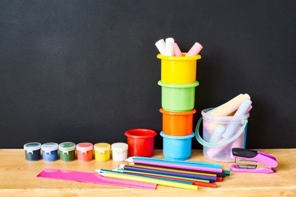 学校背景概念具有固定性。铅笔、颜料、粉笔。副本的空间。图片下载
