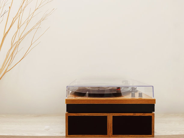 便携式Vynil播放器的lp光盘木制白色背景图片下载