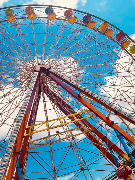 蓝天背景下的五彩摩天轮。本空间图片下载