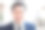 成熟商人的头像站在办公室大堂微笑图片下载