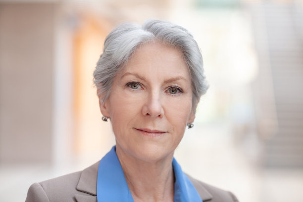 在办公室走廊微笑的高级高加索女商人的头像图片下载