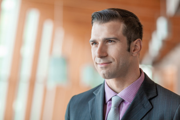 西班牙裔中年商人的肖像在办公室大堂看向别处图片下载