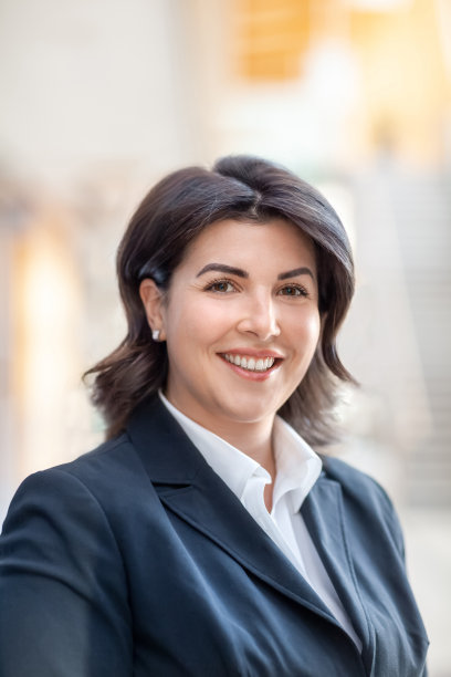 中年女商人在办公室走廊微笑的肖像图片下载