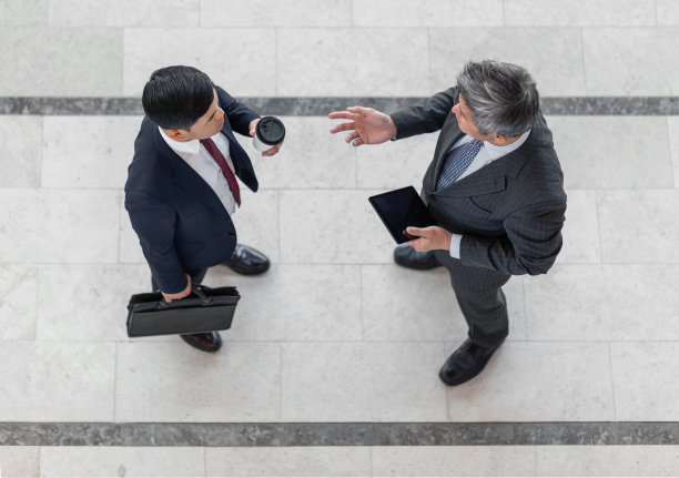 太平洋岛民和中国商人在办公室大堂会面的全景图片下载