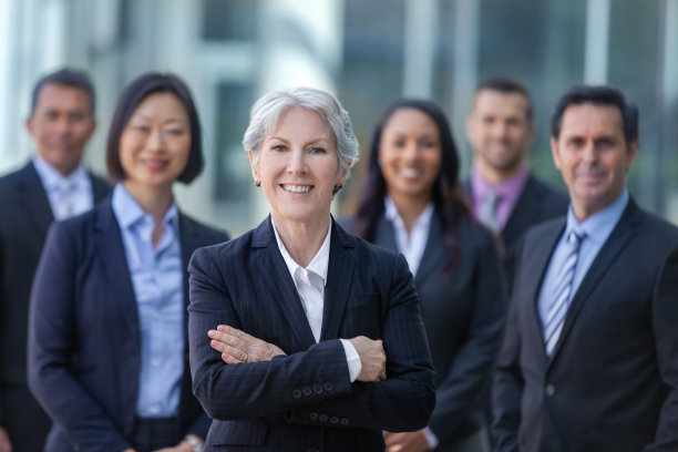 多种族商业团队与成熟的高加索女商人在户外会面的肖像图片下载